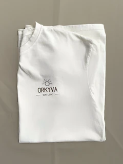 Afficher le visuel 3 sur 6 : T-shirt Orkyva SUNCODE plié – détail du logo poitrine