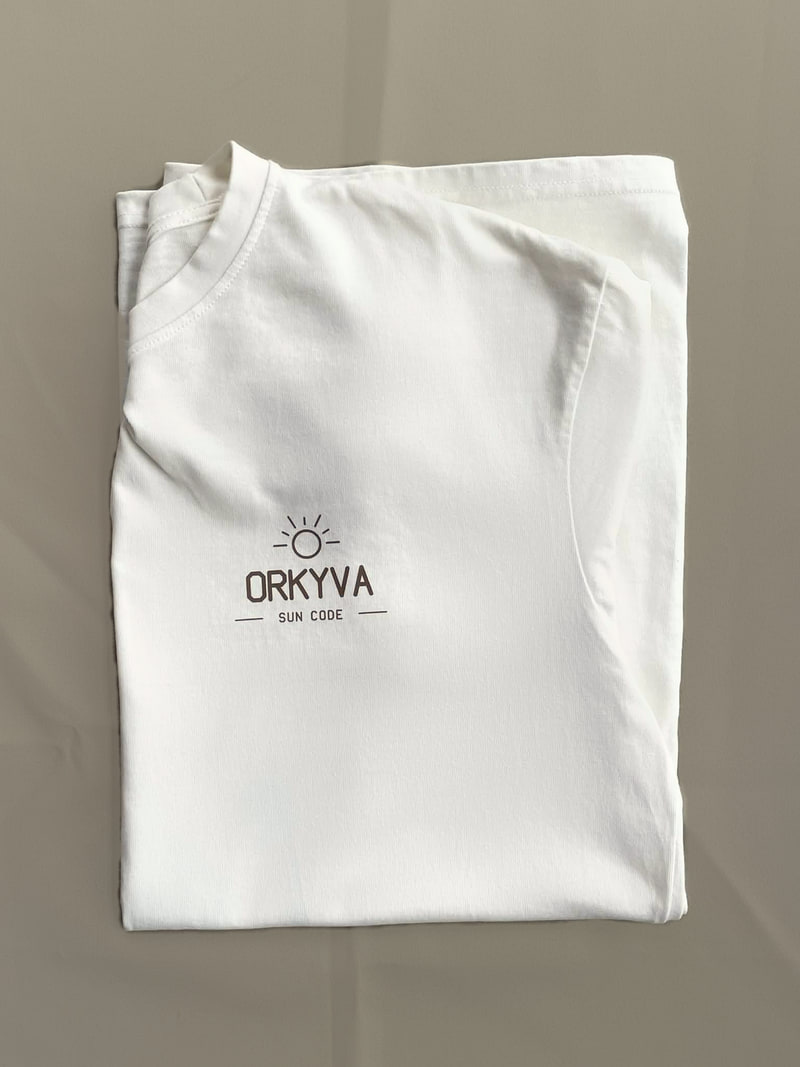 T-shirt Orkyva SUNCODE plié – détail du logo poitrine